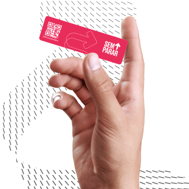 Mão segurando Tag Sem Parar