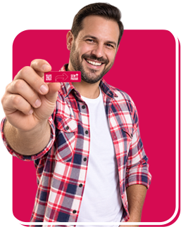 Homem sorrindo segurando uma Tag Sem Parar